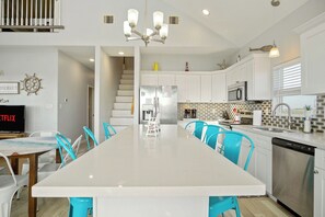 Fridge, microwave, oven, stovetop - Holiday Special! Views! Beachside, HotTub, Arcade, FirePit, Pets, Family Retreat (Galveston)