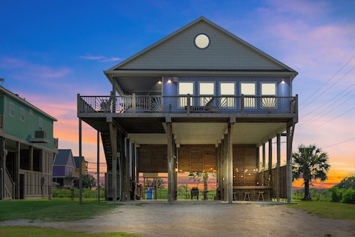 Summer Special! Views! Beachside, HotTub, Arcade, FirePit, Pets, Family Retreat