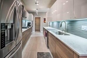 Refrigerador, microondas, parrilla de estufa y lavavajillas 