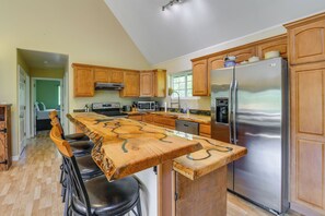 Geladeira, micro-ondas, cooktop, lava-louças