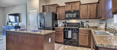 Fridge, microwave, stovetop, dishwasher