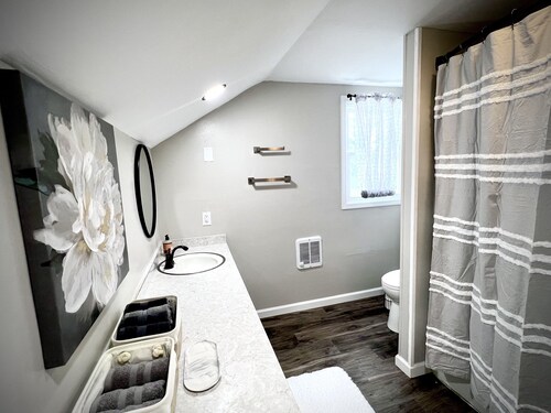 Huge 2700 square foot-4 Bedroom Home with Free parking