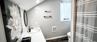 Huge 2700 square foot-4 Bedroom Home with Free parking