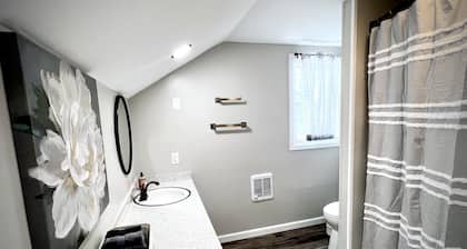 Huge 2700 square foot-4 Bedroom Home with Free parking