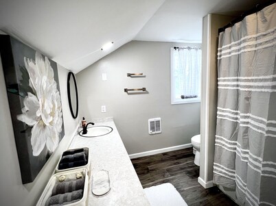 Huge 2700 square foot-4 Bedroom Home with Free parking