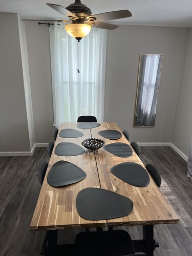 Huge 2700 square foot-4 Bedroom Home with Free parking