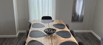 Huge 2700 square foot-4 Bedroom Home with Free parking