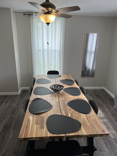 Huge 2700 square foot-4 Bedroom Home with Free parking