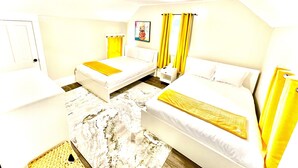 Una habitación de hotel con una cama, una silla, una mesita y una ventana con cortinas.