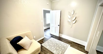 2700 square foot-4 Bedroom Home with Free parking