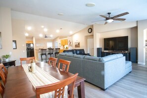 Smart TV, chimenea, reproductor de DVD y libros 