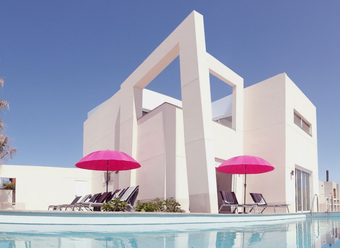 Een buitenzwembad en een verwarmd zwembad