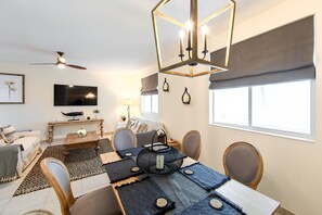 Dining - Luxury 3 Bed Condo on Grace Bay! PLAZA at OCW! (Grace Bay)