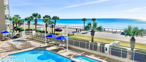 Alberca techada y alberca climatizada