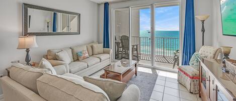 TV connectée, lecteur de DVD, livres, chaîne hi-fi