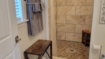 Dusche, Handtücher, Toilettenpapier