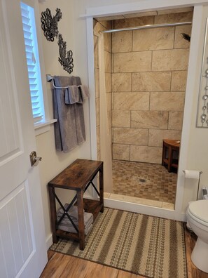 تجهيزات دش، مناشف، ورق حمّام