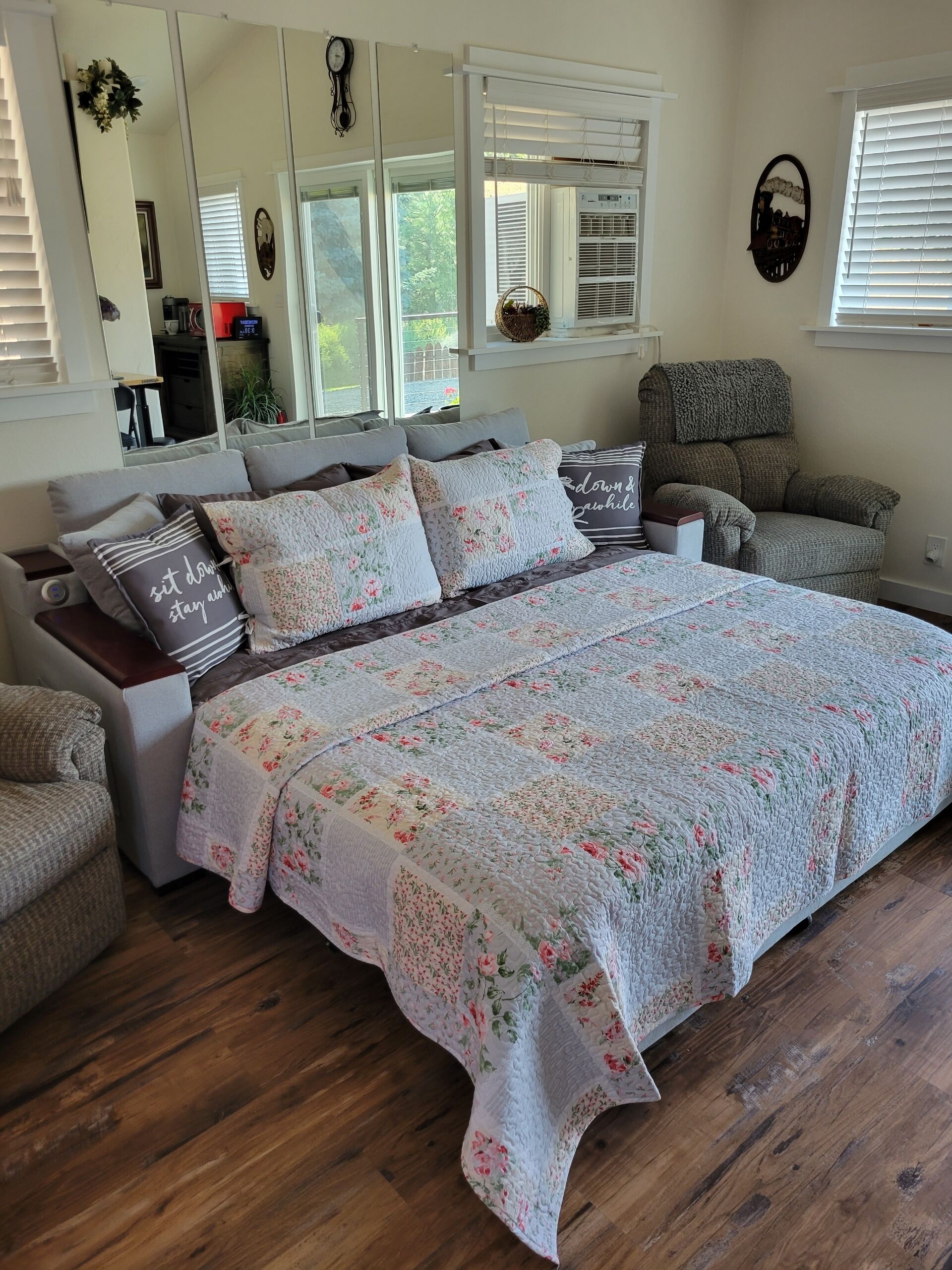 Desk, free WiFi, bed sheets