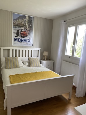 3 bedrooms, desk, travel cot, free WiFi