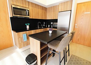 KĂŒhlschrank, Mikrowelle, Herdplatte, Wasserkocher mit Kaffee-/Teezubehör