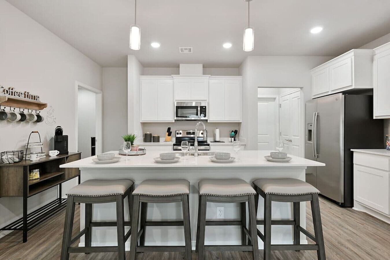 SEC Station ~ Efficient & Cozy for a small group!