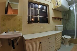 Shower, towels, soap, toilet paper - Private Cottage - 5 minutes to the Cradle of Humankind (GP)