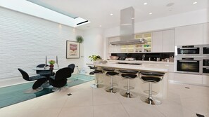 Fridge, microwave, oven, stovetop - Lovely 4-bed Apartment in London (London)