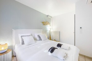 6 bedrooms, in-room safe, iron/ironing board, travel cot