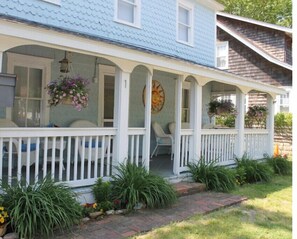 Terrace/patio - Driftwood Cottage #1 - One block from the beach! (Rehoboth Beach)
