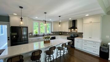 KĂŒhlschrank, Mikrowelle, Ofen, Herdplatte