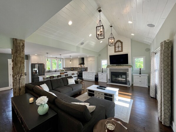 Smart TV, fireplace, video games, DVD player - Luxury Craftsman Farmhouse Close to Beaches & Wineries (Bridgman)