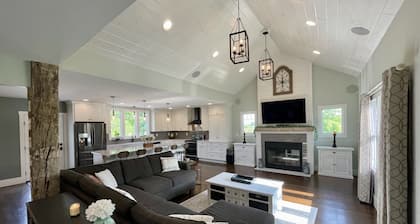 Luxury Craftsman Farmhouse Close to Beaches & Wineries