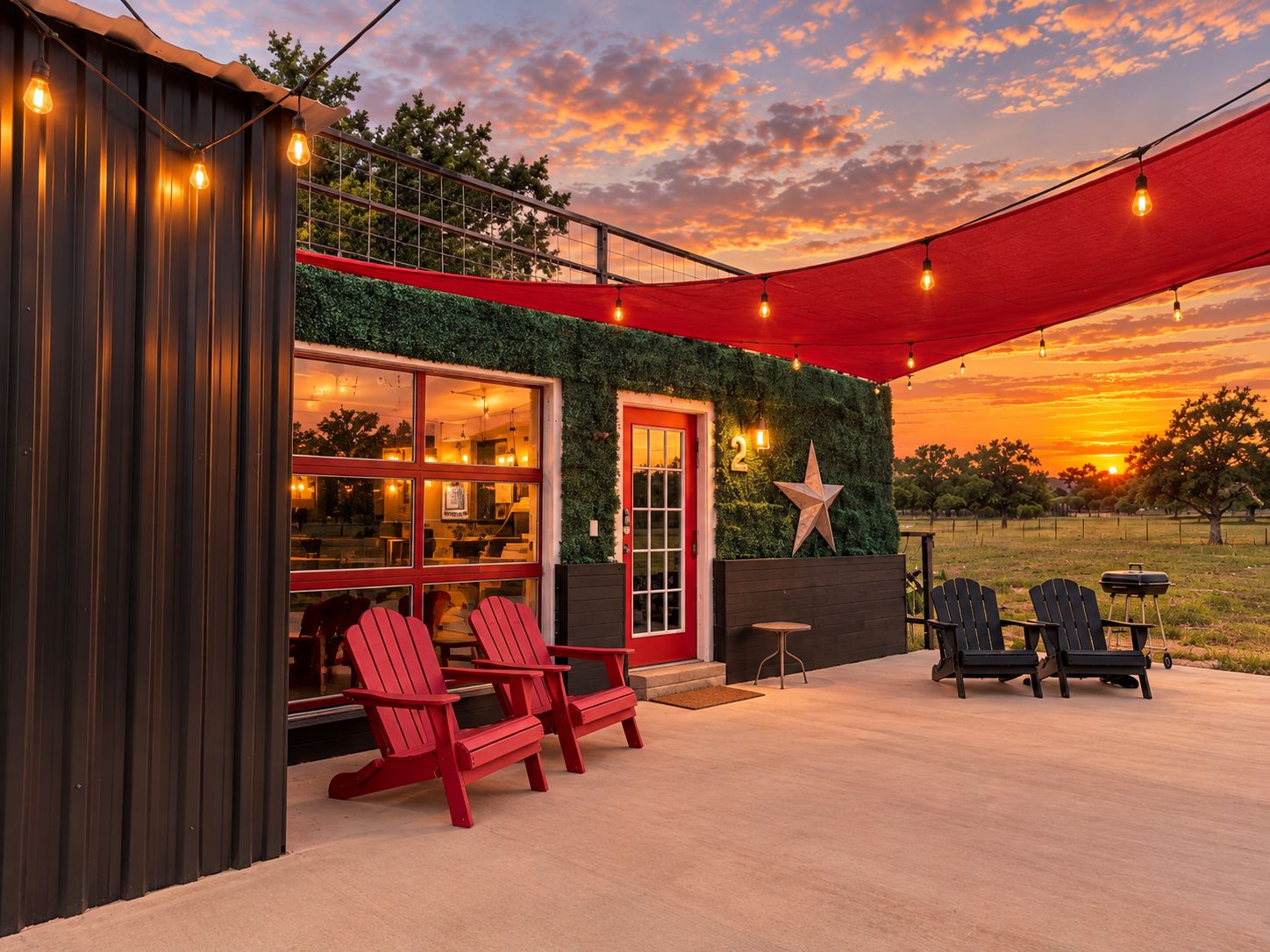 Un edificio con toldo rojo, asientos exteriores con sillas rojas y una decoración con forma de estrella en la pared.