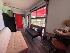 Maison Luxe, 2 salles de bains, vue vignoble | Coin séjour | TV connectée de 55 pouces avec chaînes numériques, télévision, Netflix