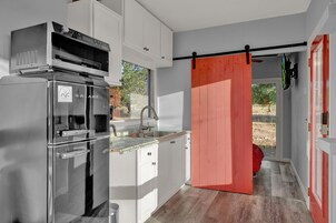 Full-size fridge, microwave, oven, stovetop