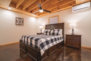 1 bedroom, bed sheets - Cabin D at Safe Harbor Brady Mountain on Lake Ouachita! (Royal)