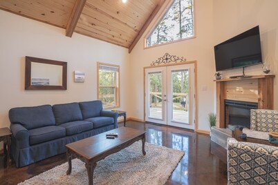 Cabin D at Safe Harbor Brady Mountain on Lake Ouachita!