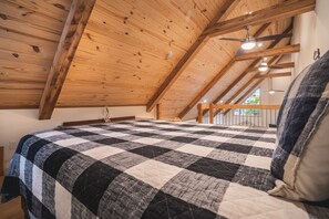 1 bedroom, bed sheets - Cabin D at Safe Harbor Brady Mountain on Lake Ouachita! (Royal)