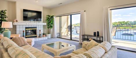 TV, caminetto, impianto stereo