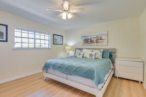 2 bedrooms, desk, iron/ironing board, WiFi - Bright Miramar Beach Condo - Walk to Beach! (Miramar Beach)