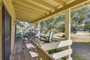 Outdoor dining - Bright Miramar Beach Condo - Walk to Beach! (Miramar Beach)