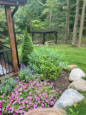 Property grounds - The Wildflower - Private cabin in wooded setting (Middlefield)