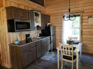 Fridge, microwave, stovetop, coffee/tea maker - The Wildflower - Private cabin in wooded setting (Middlefield)