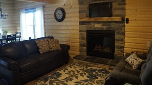Smart TV, fireplace - The Wildflower - Private cabin in wooded setting (Middlefield)