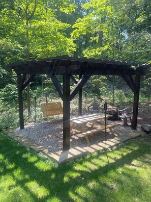 Outdoor dining - The Wildflower - Private cabin in wooded setting (Middlefield)