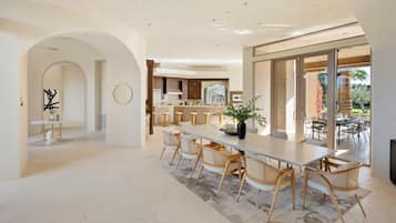 Villa (Multiple Bedrooms) | Restaurantes