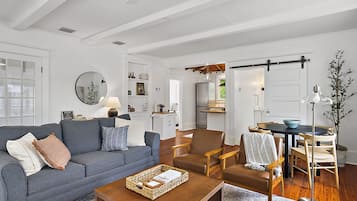 Una Smart TV, una chimenea, libros