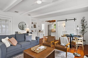 Smart TV, fireplace, books - The Ashford - 2min walk to DT Mt Dora - 5 Star luxury! (Mount Dora)