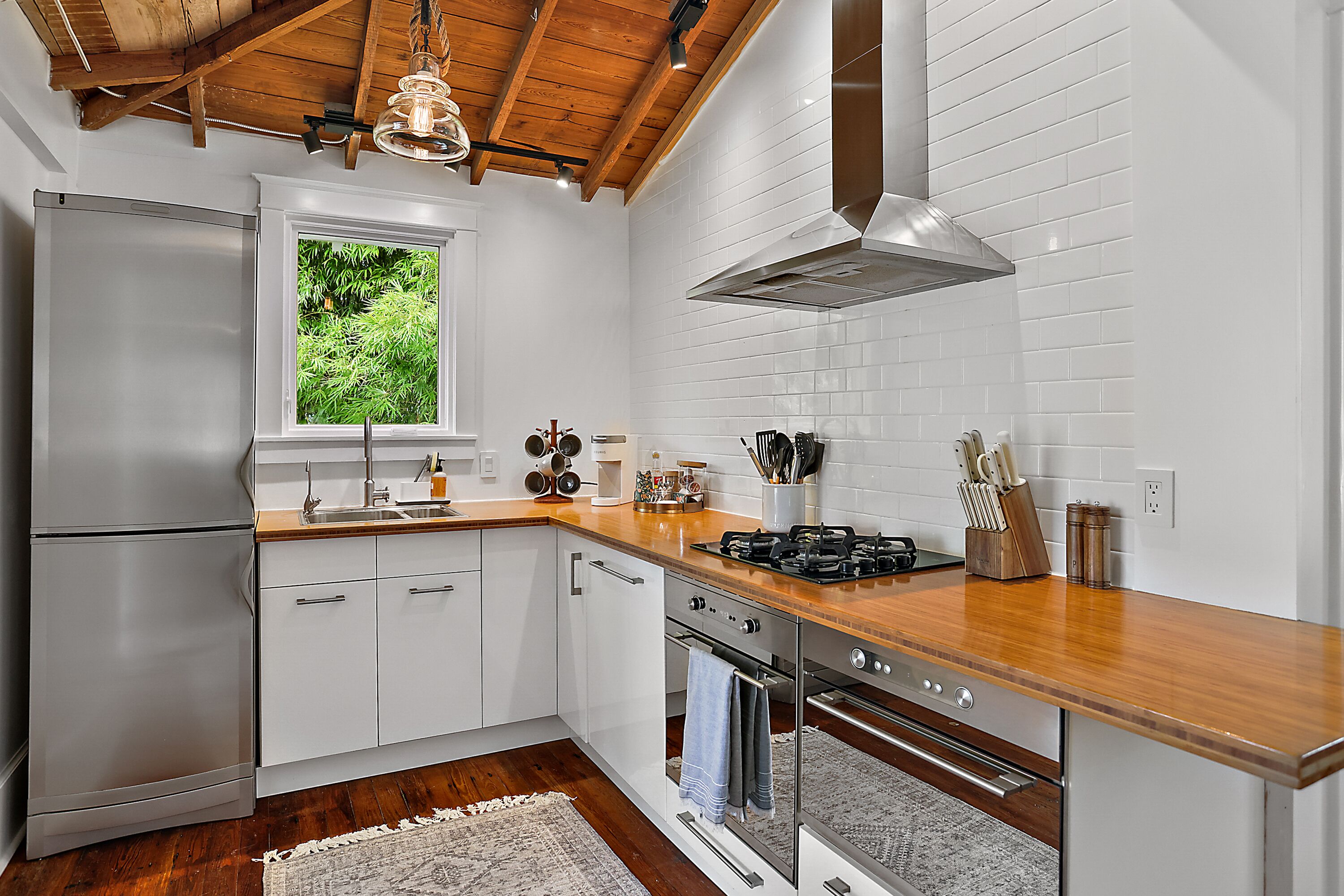 Frigorífico, microondas, horno y placa de cocina