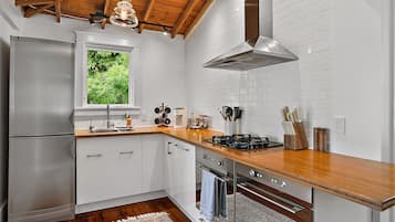 Frigorífico, microondas, horno y placa de cocina